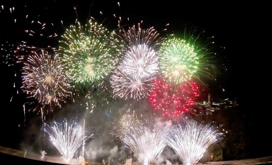Maior queima de fogos da história do Litoral ilumina a Ponte de Guaratuba