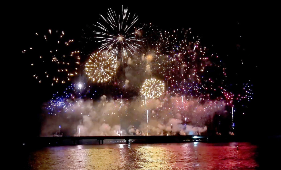 Maior queima de fogos da história do Litoral ilumina a Ponte de Guaratuba