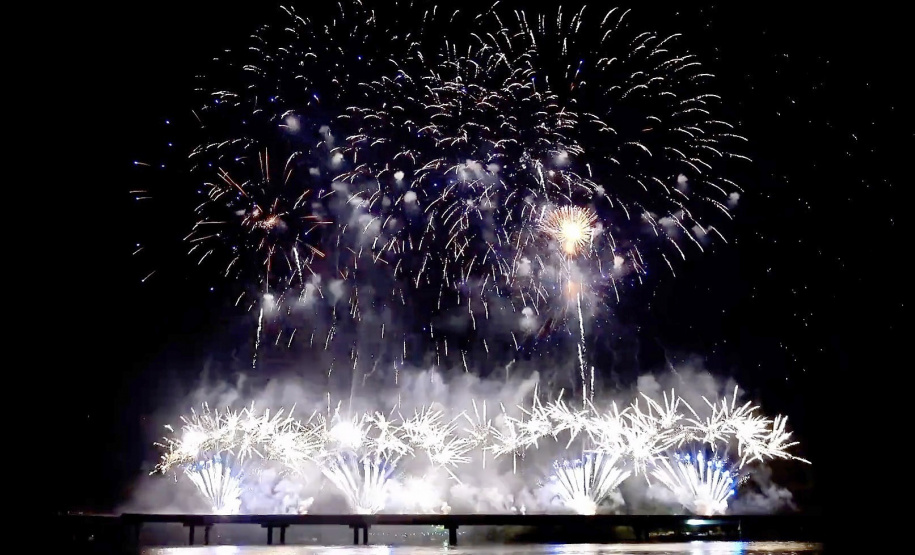 Maior queima de fogos da história do Litoral ilumina a Ponte de Guaratuba