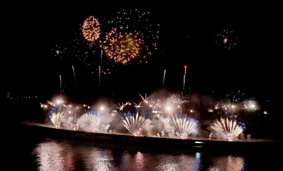 Maior queima de fogos da história do Litoral ilumina a Ponte de Guaratuba