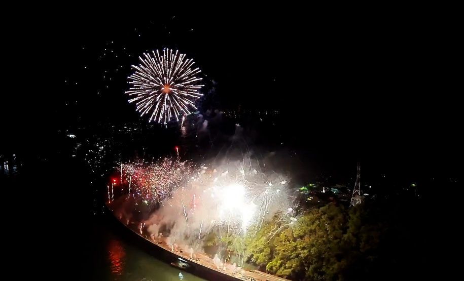 Maior queima de fogos da história do Litoral ilumina a Ponte de Guaratuba