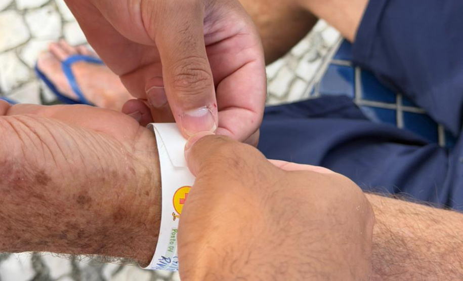 Hidratação, pulseira de identificação e protetor solar: bombeiros orientam cuidados com idosos nas praias