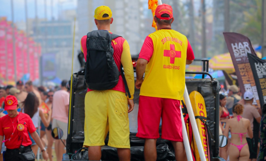 Com direito a banho de mangueira, Corpo de Bombeiros realiza mais de 17 mil atendimentos no final de semana