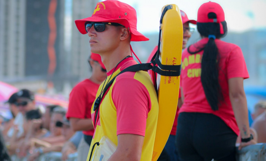Com direito a banho de mangueira, Corpo de Bombeiros realiza mais de 17 mil atendimentos no final de semana