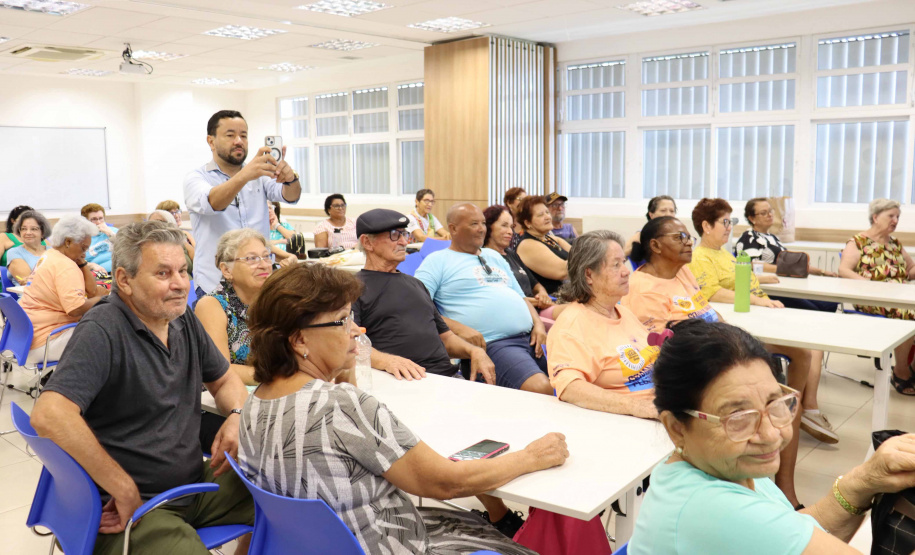 Mais de 70 idosos participam de workshops letramento em inteligência artificial