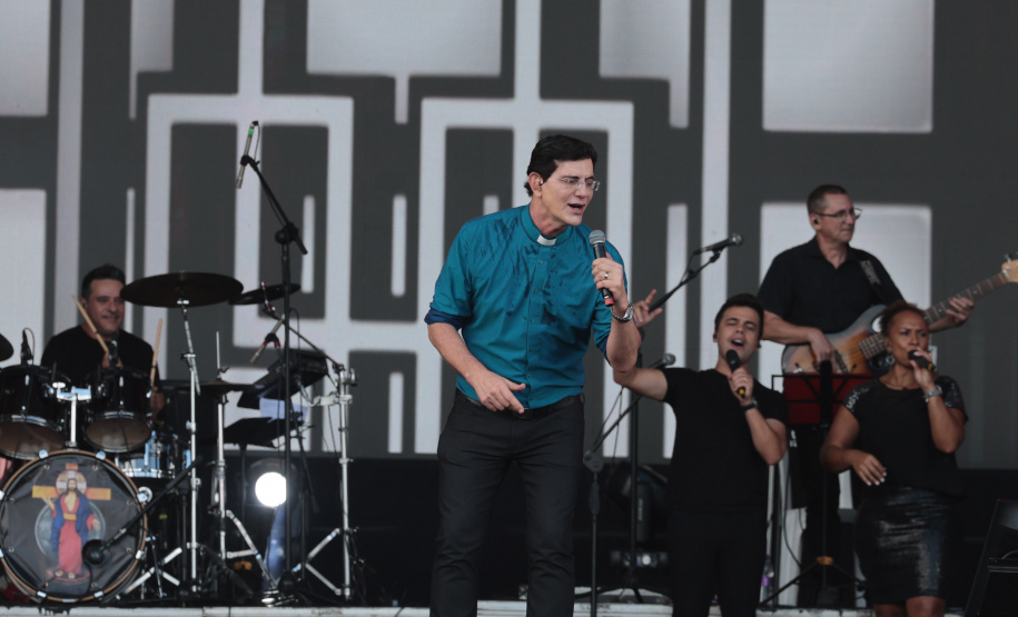 O Padre Reginaldo Manzotti  durante  missa no Verão Maior Paraná, em Matinhos - 08/02/2026 - Foto: Geraldo Bubniak/AEN