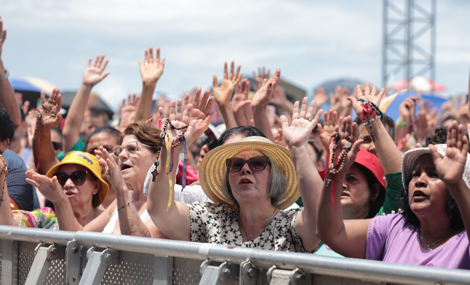 O Padre Reginaldo Manzotti  durante  missa no Verão Maior Paraná, em Matinhos - 08/02/2026 - Foto: Geraldo Bubniak/AEN