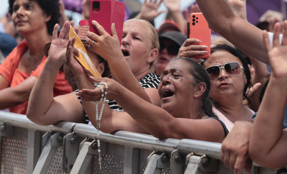 O Padre Reginaldo Manzotti  durante  missa no Verão Maior Paraná, em Matinhos - 08/02/2026 - Foto: Geraldo Bubniak/AEN