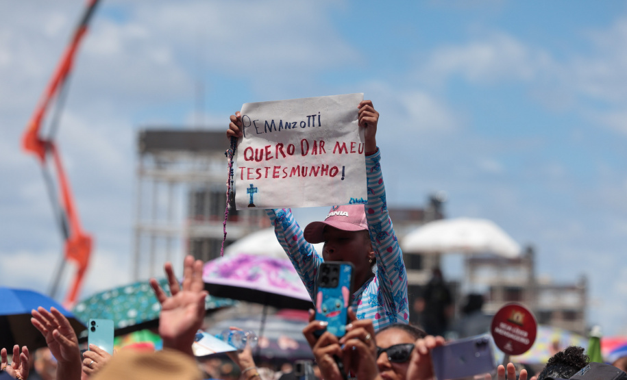 O Padre Reginaldo Manzotti  durante  missa no Verão Maior Paraná, em Matinhos - 08/02/2026 - Foto: Geraldo Bubniak/AEN