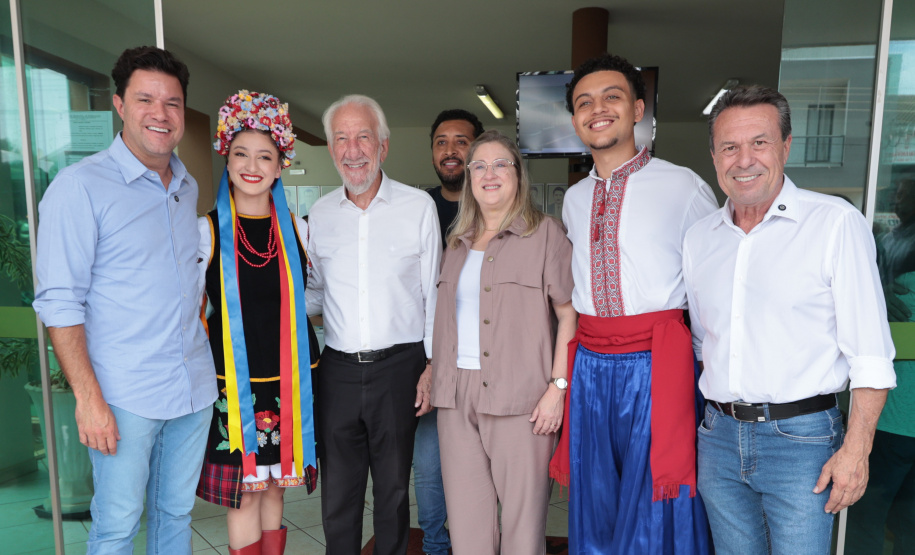 O governador em exercício Darci Piana e o secretário de Agricultura e Abastecimento, Márcio Nunes, assinam nesta sexta-feira (20) a liberação de R$ 34,8 milhões para pavimentação de duas estradas rurais de Roncador