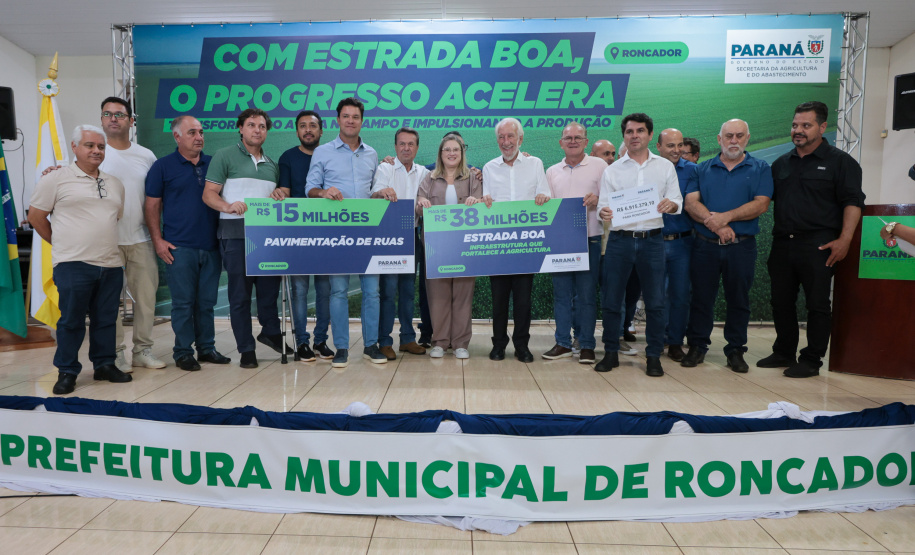 O governador em exercício Darci Piana e o secretário de Agricultura e Abastecimento, Márcio Nunes, assinam nesta sexta-feira (20) a liberação de R$ 34,8 milhões para pavimentação de duas estradas rurais de Roncador