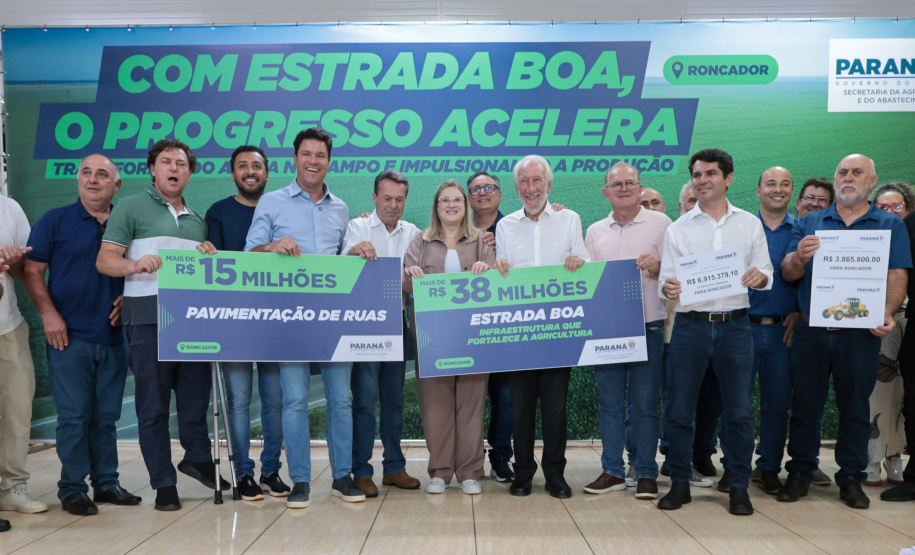 O governador em exercício Darci Piana e o secretário de Agricultura e Abastecimento, Márcio Nunes, assinam nesta sexta-feira (20) a liberação de R$ 34,8 milhões para pavimentação de duas estradas rurais de Roncador