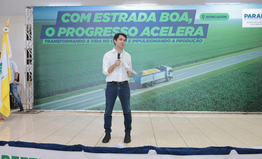 O governador em exercício Darci Piana e o secretário de Agricultura e Abastecimento, Márcio Nunes, assinam nesta sexta-feira (20) a liberação de R$ 34,8 milhões para pavimentação de duas estradas rurais de Roncador