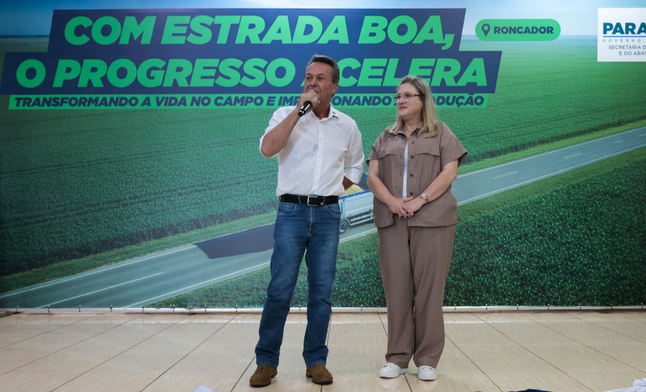 O governador em exercício Darci Piana e o secretário de Agricultura e Abastecimento, Márcio Nunes, assinam nesta sexta-feira (20) a liberação de R$ 34,8 milhões para pavimentação de duas estradas rurais de Roncador