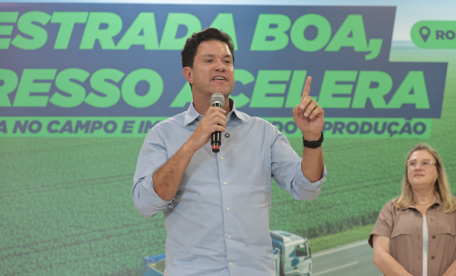 O governador em exercício Darci Piana e o secretário de Agricultura e Abastecimento, Márcio Nunes, assinam nesta sexta-feira (20) a liberação de R$ 34,8 milhões para pavimentação de duas estradas rurais de Roncador