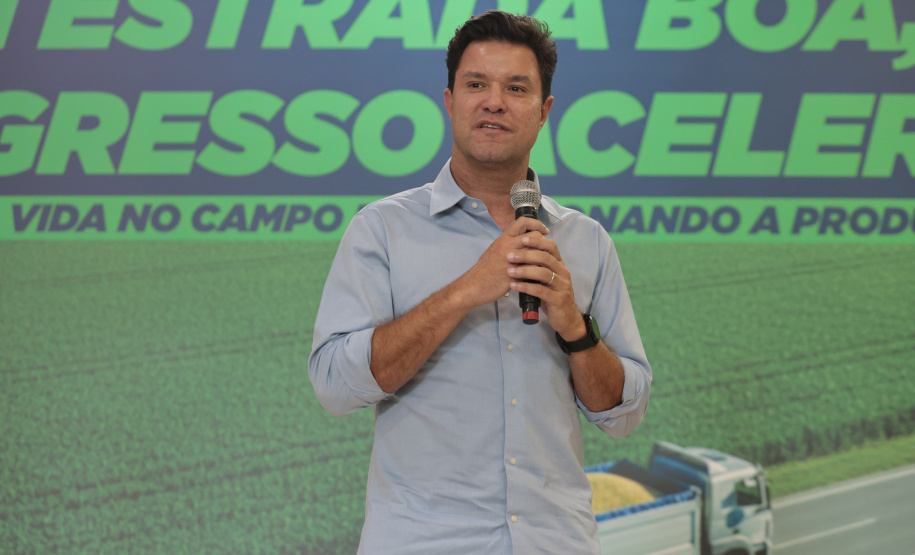 O governador em exercício Darci Piana e o secretário de Agricultura e Abastecimento, Márcio Nunes, assinam nesta sexta-feira (20) a liberação de R$ 34,8 milhões para pavimentação de duas estradas rurais de Roncador