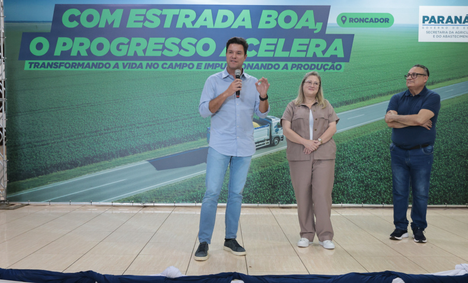 O governador em exercício Darci Piana e o secretário de Agricultura e Abastecimento, Márcio Nunes, assinam nesta sexta-feira (20) a liberação de R$ 34,8 milhões para pavimentação de duas estradas rurais de Roncador