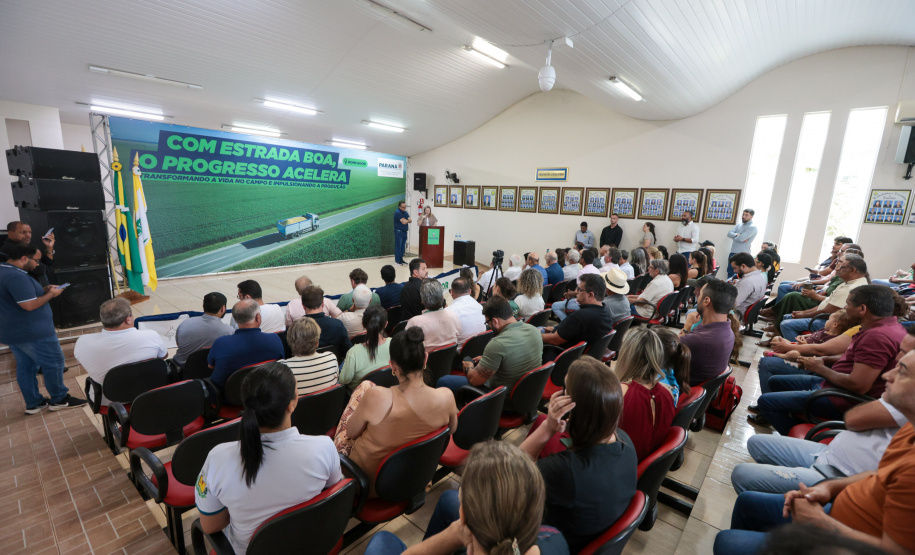 O governador em exercício Darci Piana e o secretário de Agricultura e Abastecimento, Márcio Nunes, assinam nesta sexta-feira (20) a liberação de R$ 34,8 milhões para pavimentação de duas estradas rurais de Roncador
