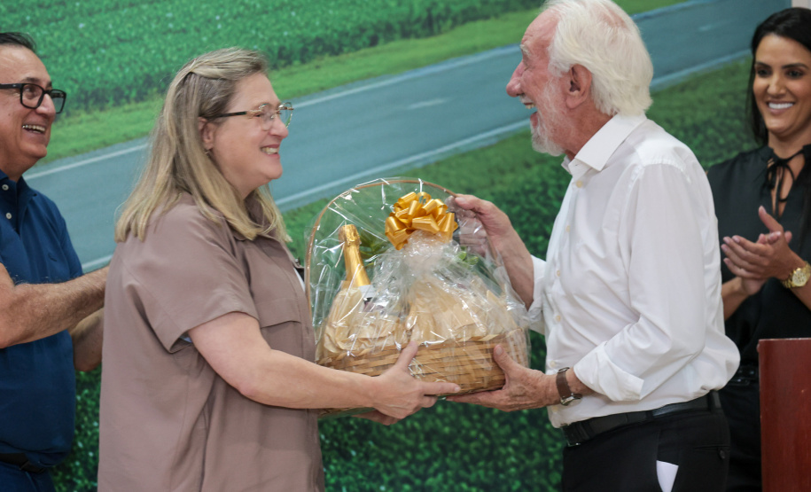 O governador em exercício Darci Piana e o secretário de Agricultura e Abastecimento, Márcio Nunes, assinam nesta sexta-feira (20) a liberação de R$ 34,8 milhões para pavimentação de duas estradas rurais de Roncador