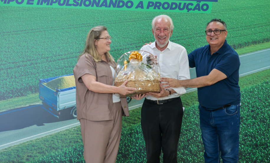 O governador em exercício Darci Piana e o secretário de Agricultura e Abastecimento, Márcio Nunes, assinam nesta sexta-feira (20) a liberação de R$ 34,8 milhões para pavimentação de duas estradas rurais de Roncador