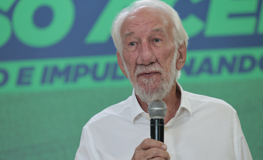 O governador em exercício Darci Piana e o secretário de Agricultura e Abastecimento, Márcio Nunes, assinam nesta sexta-feira (20) a liberação de R$ 34,8 milhões para pavimentação de duas estradas rurais de Roncador