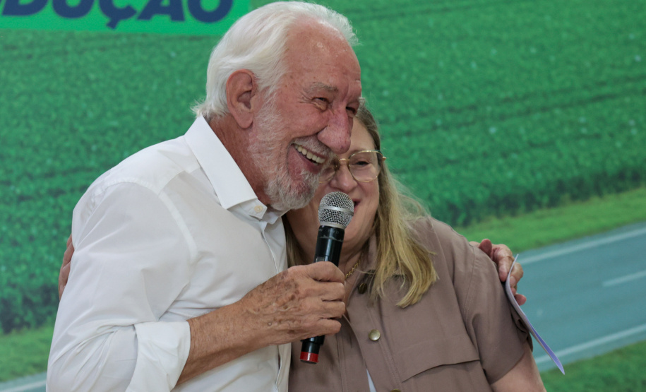 O governador em exercício Darci Piana e o secretário de Agricultura e Abastecimento, Márcio Nunes, assinam nesta sexta-feira (20) a liberação de R$ 34,8 milhões para pavimentação de duas estradas rurais de Roncador