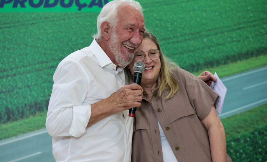 O governador em exercício Darci Piana e o secretário de Agricultura e Abastecimento, Márcio Nunes, assinam nesta sexta-feira (20) a liberação de R$ 34,8 milhões para pavimentação de duas estradas rurais de Roncador