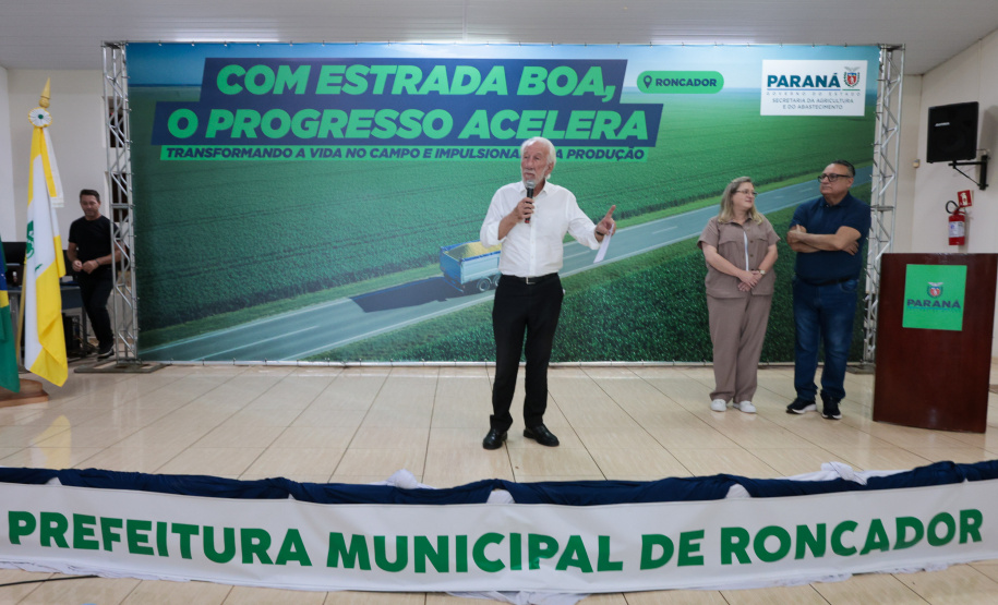 O governador em exercício Darci Piana e o secretário de Agricultura e Abastecimento, Márcio Nunes, assinam nesta sexta-feira (20) a liberação de R$ 34,8 milhões para pavimentação de duas estradas rurais de Roncador