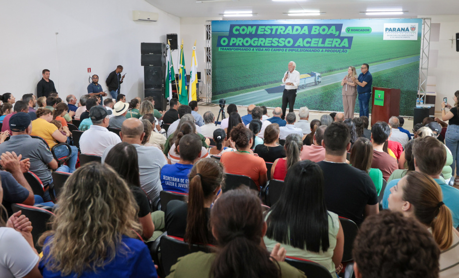 O governador em exercício Darci Piana e o secretário de Agricultura e Abastecimento, Márcio Nunes, assinam nesta sexta-feira (20) a liberação de R$ 34,8 milhões para pavimentação de duas estradas rurais de Roncador