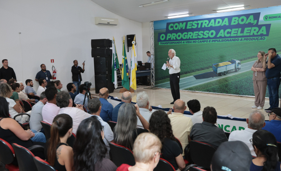 O governador em exercício Darci Piana e o secretário de Agricultura e Abastecimento, Márcio Nunes, assinam nesta sexta-feira (20) a liberação de R$ 34,8 milhões para pavimentação de duas estradas rurais de Roncador