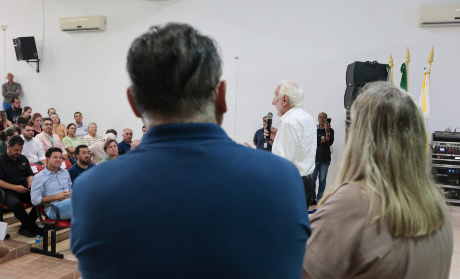 O governador em exercício Darci Piana e o secretário de Agricultura e Abastecimento, Márcio Nunes, assinam nesta sexta-feira (20) a liberação de R$ 34,8 milhões para pavimentação de duas estradas rurais de Roncador