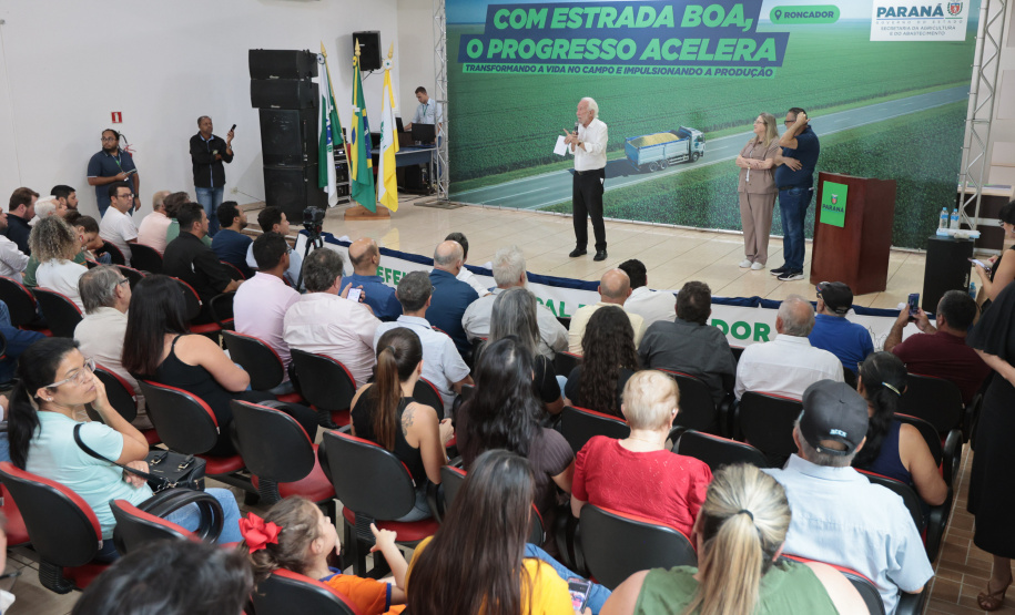 O governador em exercício Darci Piana e o secretário de Agricultura e Abastecimento, Márcio Nunes, assinam nesta sexta-feira (20) a liberação de R$ 34,8 milhões para pavimentação de duas estradas rurais de Roncador