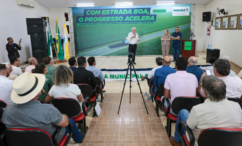 O governador em exercício Darci Piana e o secretário de Agricultura e Abastecimento, Márcio Nunes, assinam nesta sexta-feira (20) a liberação de R$ 34,8 milhões para pavimentação de duas estradas rurais de Roncador
