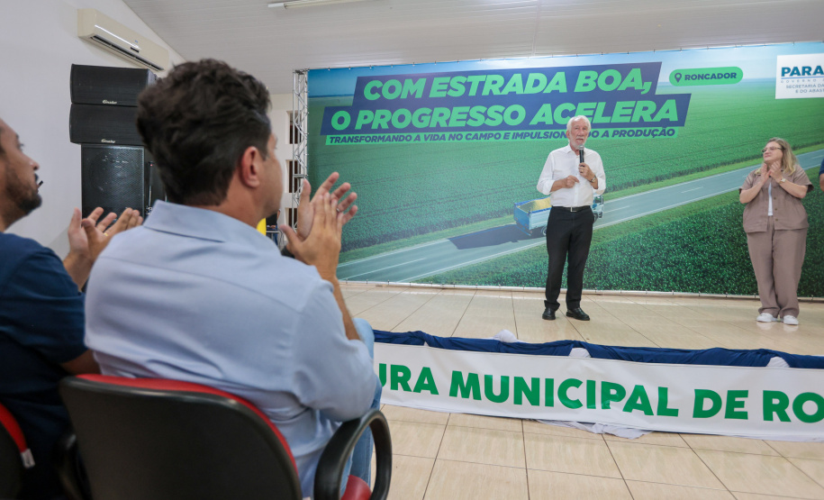 O governador em exercício Darci Piana e o secretário de Agricultura e Abastecimento, Márcio Nunes, assinam nesta sexta-feira (20) a liberação de R$ 34,8 milhões para pavimentação de duas estradas rurais de Roncador