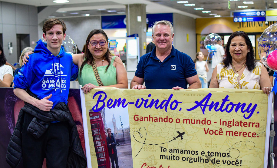 A história de Antony Baldissera e Sandra Baldissera, moradores de Nova Laranjeiras, no Centro-Sul do Paraná, simboliza como o acesso à educação pública de qualidade pode transformar trajetórias e atravessar gerações. Enquanto o estudante acaba de retornar do Reino Unido pelo programa Ganhando o Mundo, a mãe, professora da rede estadual, se prepara para embarcar ao Canadá na edição do intercâmbio voltada aos professores.