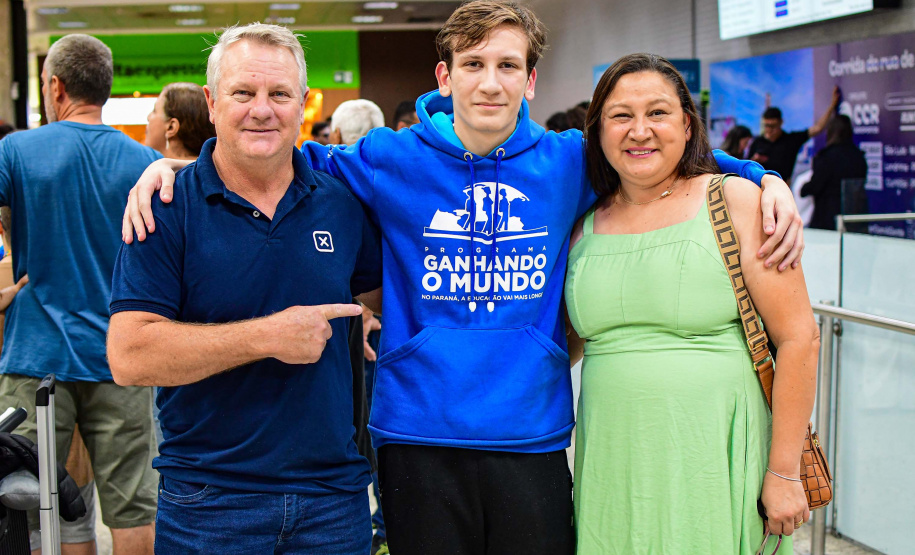 A história de Antony Baldissera e Sandra Baldissera, moradores de Nova Laranjeiras, no Centro-Sul do Paraná, simboliza como o acesso à educação pública de qualidade pode transformar trajetórias e atravessar gerações. Enquanto o estudante acaba de retornar do Reino Unido pelo programa Ganhando o Mundo, a mãe, professora da rede estadual, se prepara para embarcar ao Canadá na edição do intercâmbio voltada aos professores.