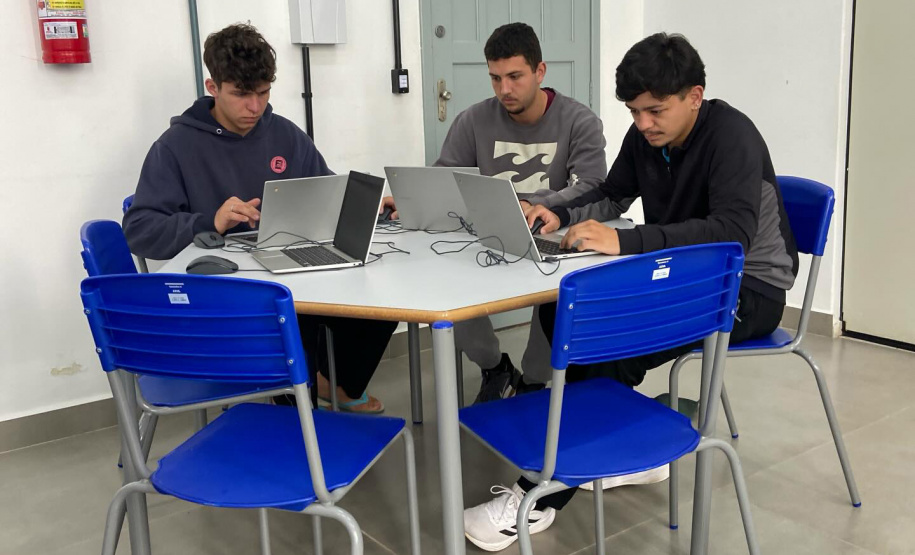 Governo do Paraná conclui entrega de carteiras hexagonais para 2.060 escolas da rede estadual