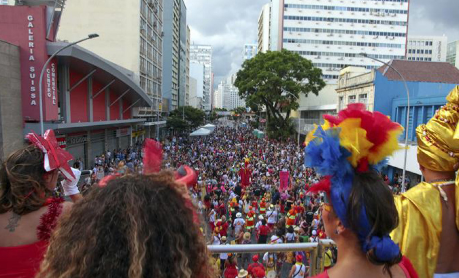 Folia antes da data: Curitiba atrai turistas em um dos maiores pré-carnavais do país
