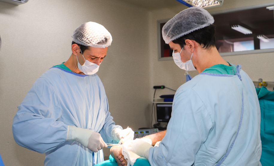 Procedimento com uso de biovidro no tratamento de infecção óssea é realizado pela primeira vez no HU-UEL