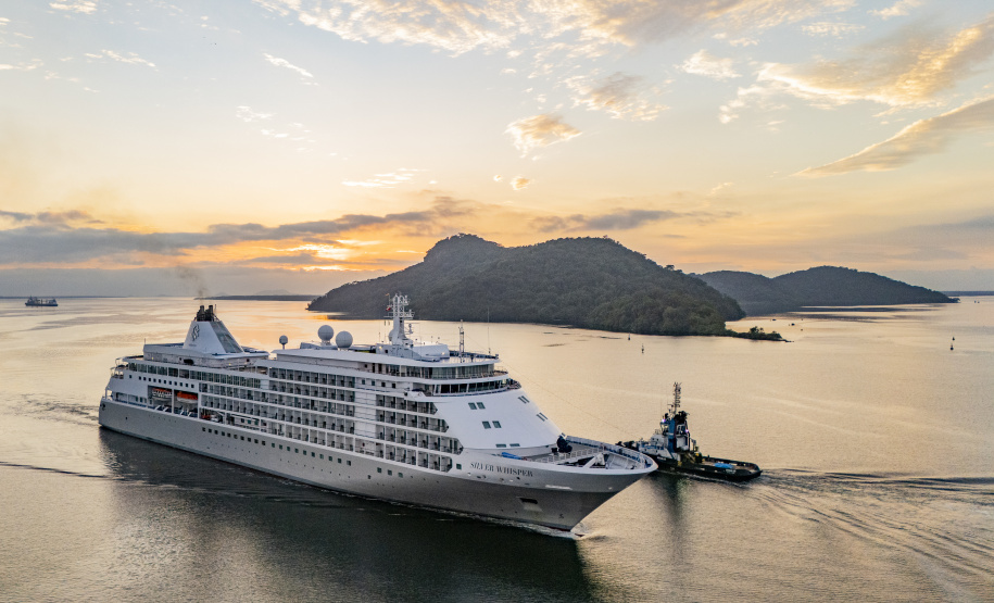 Navio de cruzeiros traz turistas da América do Norte e da Europa ao litoral do Paraná