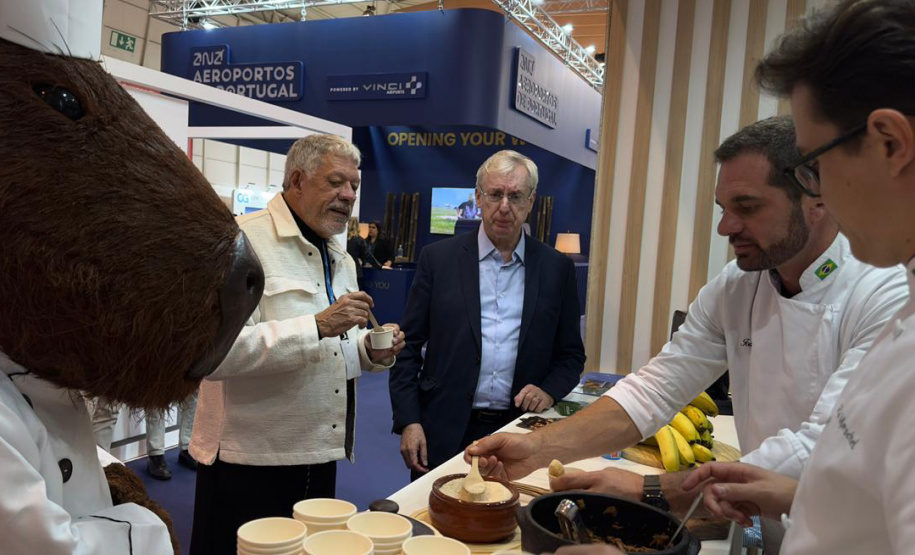 VIAJE PARANÁ - No estande do Viaje Paraná, empresas celebram negócios e parcerias em feira na Europa