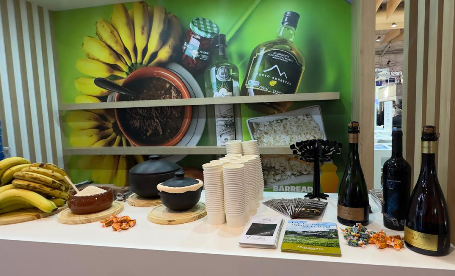 VIAJE PARANÁ - No estande do Viaje Paraná, empresas celebram negócios e parcerias em feira na Europa