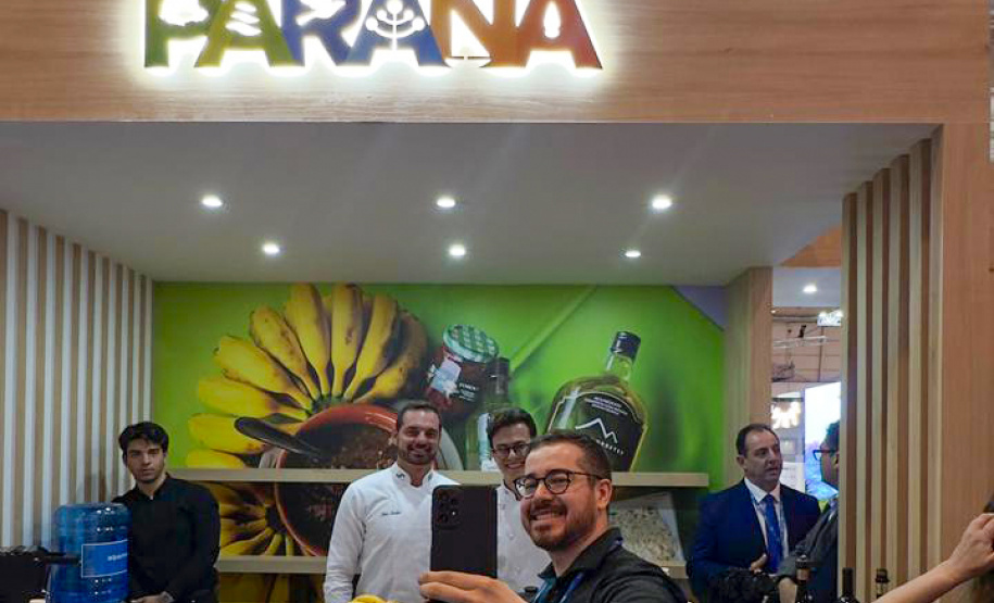 VIAJE PARANÁ - No estande do Viaje Paraná, empresas celebram negócios e parcerias em feira na Europa