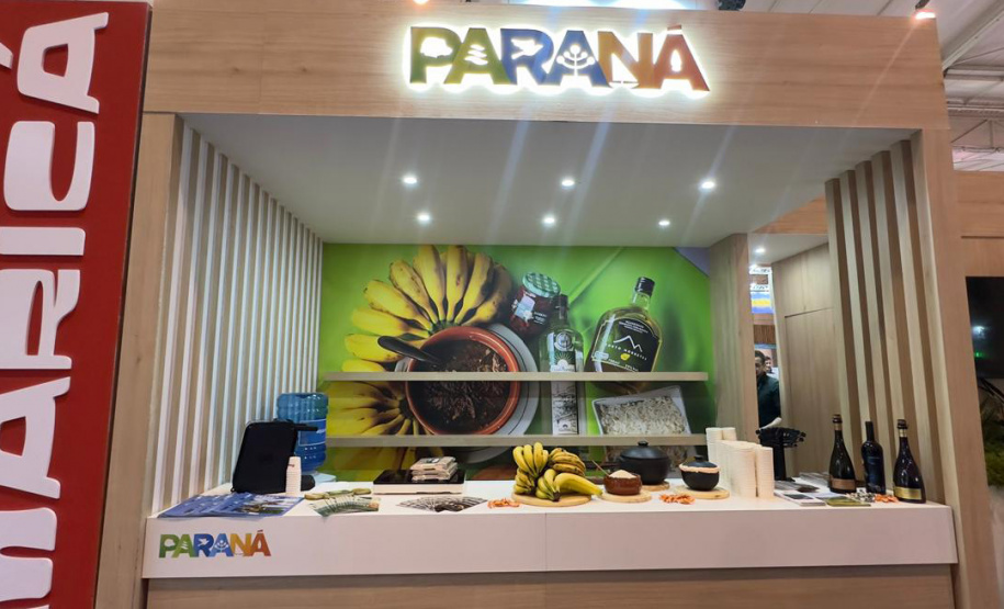 VIAJE PARANÁ - No estande do Viaje Paraná, empresas celebram negócios e parcerias em feira na Europa
