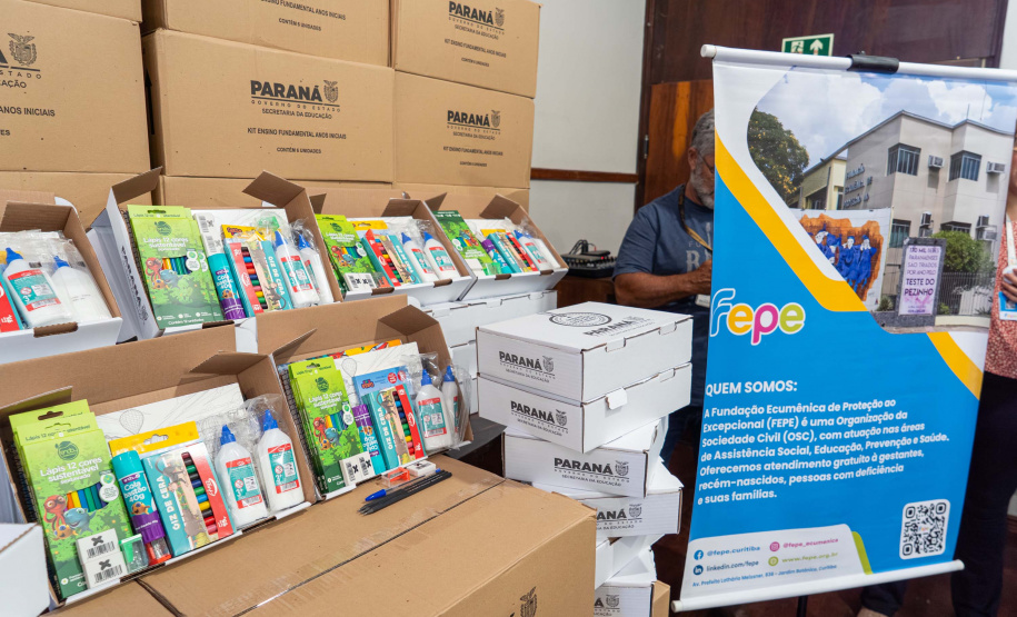 ntrega de kits escolares para APAE's