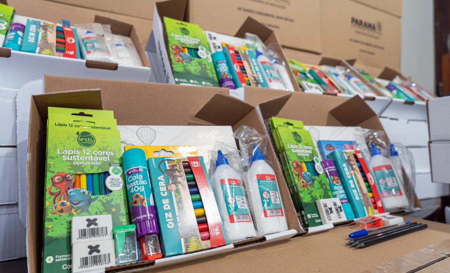 ntrega de kits escolares para APAE's