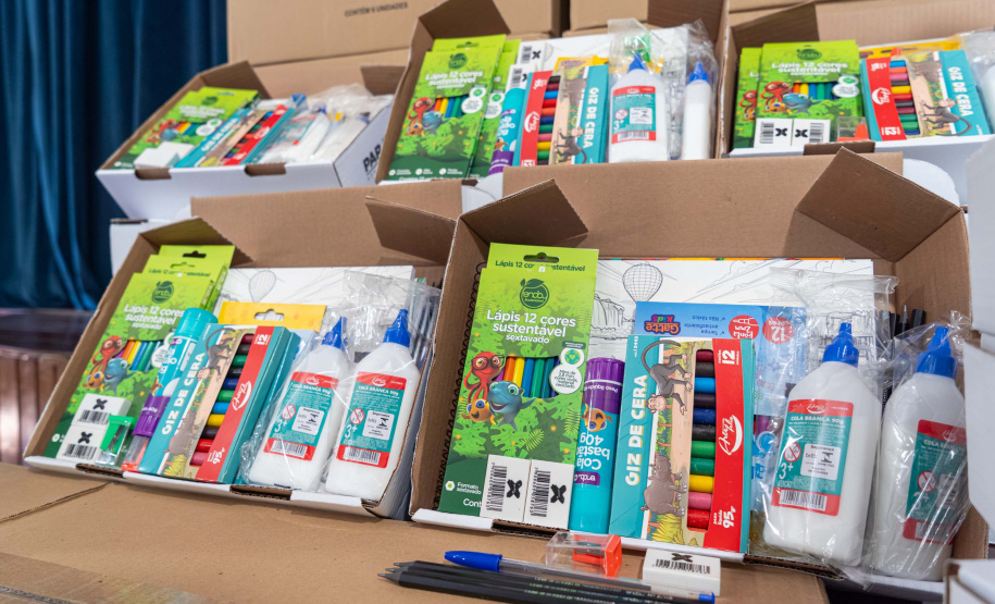 ntrega de kits escolares para APAE's