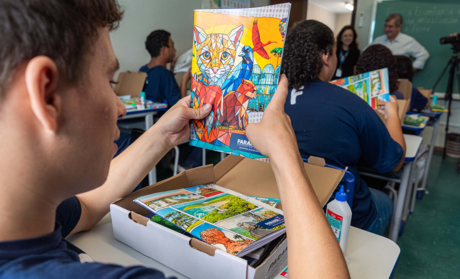 ntrega de kits escolares para APAE's