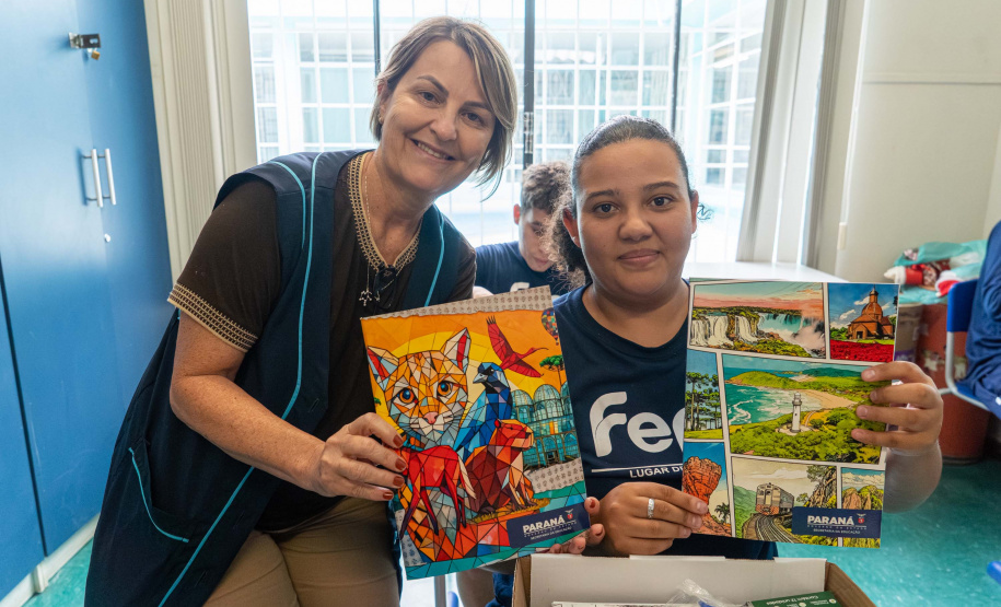 ntrega de kits escolares para APAE's