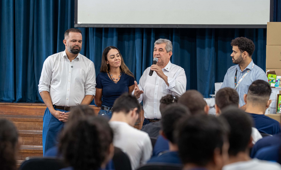 ntrega de kits escolares para APAE's